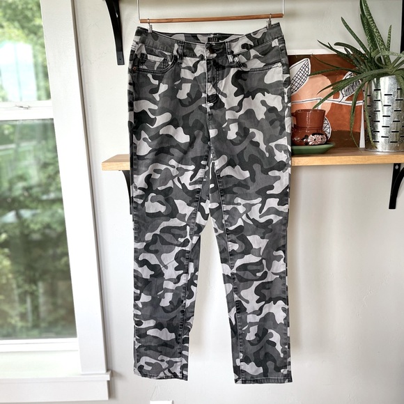 G.I.L.I. Pants - G.I.L.I. Gray Camouflage Stretch Twill Pants Size 6